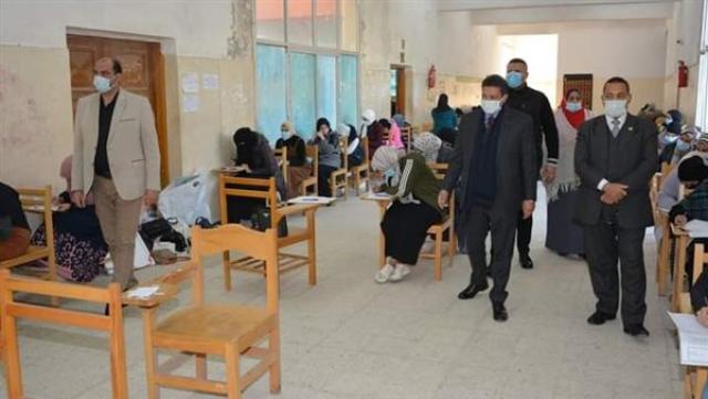 رئيس جامعة دمياط يتابع الامتحانات الالكترونية