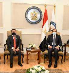 وزير البترول يبحث مع سفير...