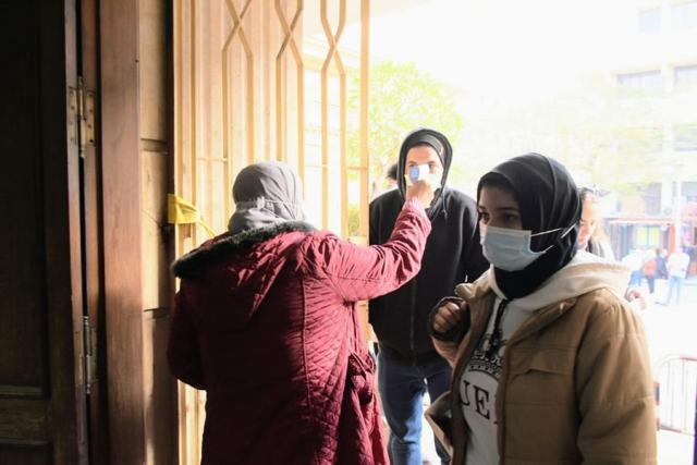 وسط إجراءات احترازية صارمة.. الهدوء والانتظام سيد الموقف في امتحانات جامعة القاهرة