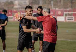 طبيب الأهلي يمنح «كوكا» راحة...