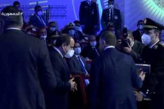 وزير الداخلية يُهدي الرئيس السيسي...