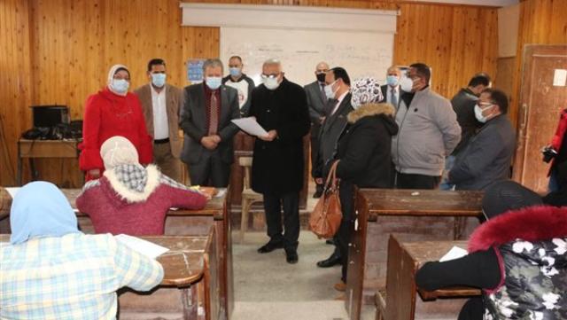 رئيس جامعة المنصورة يتفقد امتحانات 3 كليات