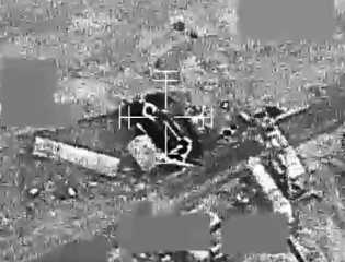 شاهد.. ”F_16” إماراتية تدمر منصة...