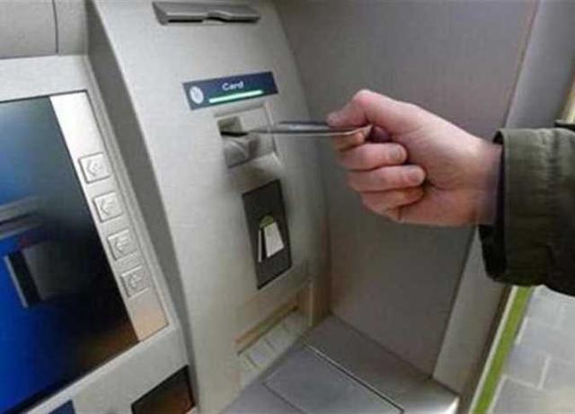 ”المالية” للموظفين: الرواتب متاحة ولا تتزاحموا على ماكينات الصراف الآلى