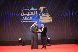 طارق الشناوي يهدي تكريمه بمهرجان...