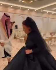 شاهد.. بفستان زواج أسود.. السعودية...