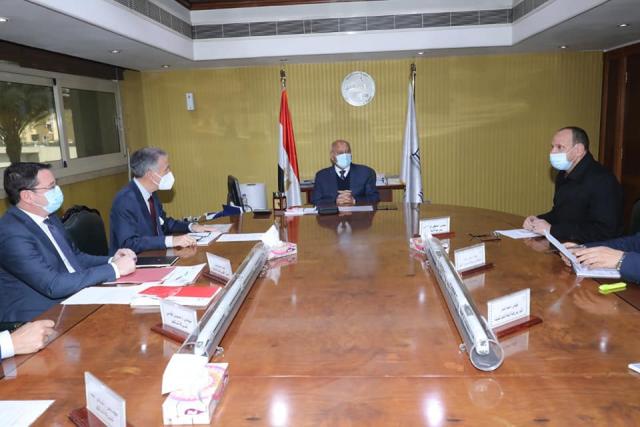 وزير النقل يبحث مع وفد تالجو الاسبانيه المخطط الزمني لتوريد عدد 7 قطارات فاخره