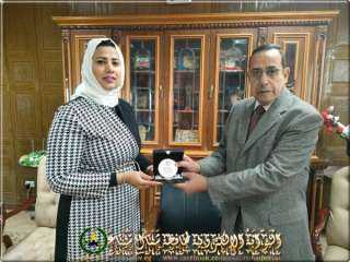 إهداء درع منتدى  شباب...