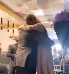 بالفيديو.. ”عناق طريف فوق الأرض”...