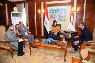 وزيرة الهجرة تلتقي إمام الجمعية...