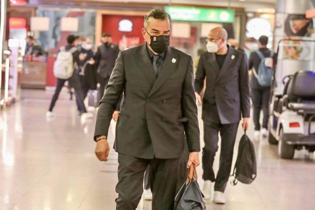 «مرتجي» يجتمع مع الطاقم الإداري لبعثة الأهلي بالإمارات