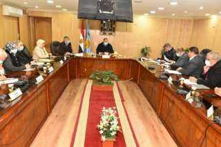 محافظ أسيوط يعقد اجتماعا مع...