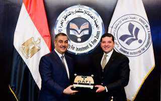 الرئيس التنفيذي لهيئة الاستثمار يبحث...