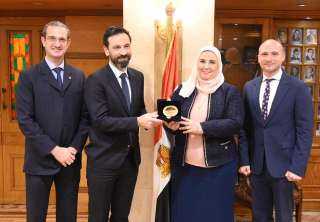 وزيرة التضامن تبحث مع وفد...