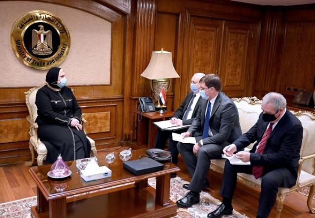 وزيرة التجاره تبحث مع السفير الروسي بالقاهرة حل عاجل للافراج عن شحنات البرتقال