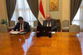 وزير الخارجية يتلقى اتصالاً مرئياً...