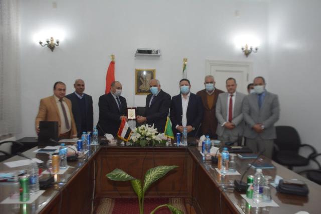 محافظ الجيزة يلتقى بأعضاء نقابة أطباء الجيزة لبحث الامور المتعلقة بالأطباء والخدمات الطبية
