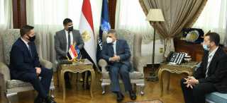اسامة ربيع يلتقى مدير تطوير...