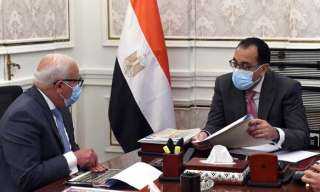 رئيس الوزراء يتابع مع محافظ...
