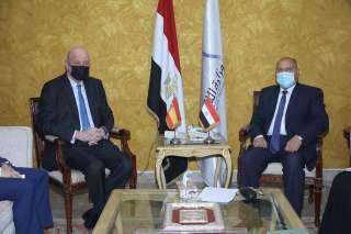 وزير النقل يبحث مع السفير...