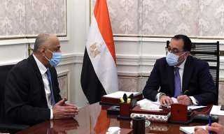 رئيس الوزراء يلتقى محافظ البنك...