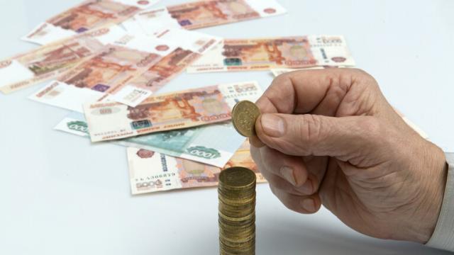 الروبل يقلص خسائره أمام الدولار واليورو