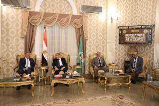 محافظ المنيا يستقبل وفد لجنة...