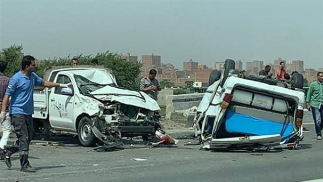 مصرع وإصابة 13 شخصا في انقلاب سيارة محملة بالعمال أعلى دائري السلام