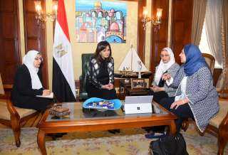 وزيرة الهجرة تبحث ترتيبات إطلاق...