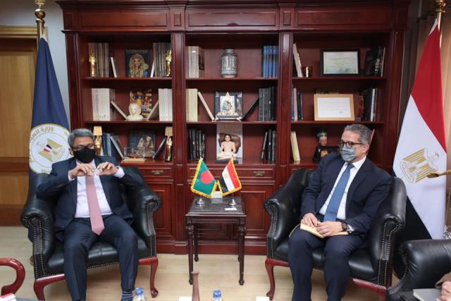 وزير السياحة والآثار يلتقي عضو البرلمان ووزير الدولة للشئون الخارجية ببنجلاديش