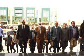 محافظ أسيوط يتفقد كليات جامعة...