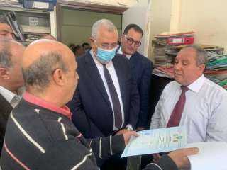 وزير الزراعة يقوم بزيارة مفاجئة...