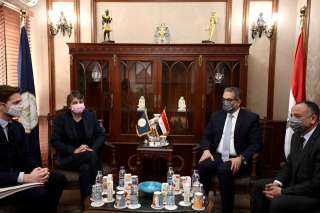 وزير السياحة والآثار يلتقي رئيس...