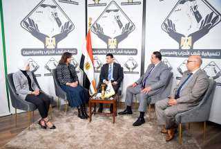 وزيرة الهجرة تشارك في نقاش...