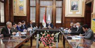 وزير الزراعة يبحث مع قيادات...