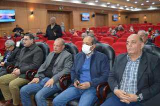محافظ بورسعيد يلتقي رؤساء الأحياء...