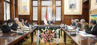 وزير الزراعة يبحث مع قيادات...