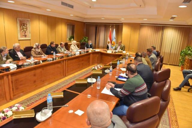 محافظ أسيوط: فتح منافذ وشوادر ”أهلا رمضان” لبيع المواد الغذائية واللحوم بأسعار مخفضة