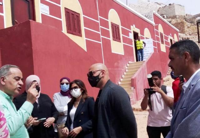محافظ أسوان : تسليم 30 منزل بخور عواضة والسيل الريفى لمتضررى السيول بعد إعادة إنشاؤهم