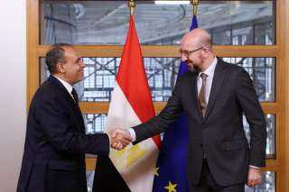 السفير المصري في بروكسل يقدم...