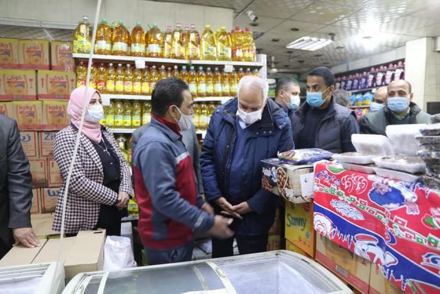 محافظ الجيزة يواصل جولاته الميدانية  بالأسواق والمجمعات الاستهلاكية للتأكد من توافر السلع وبأسعار مناسبة