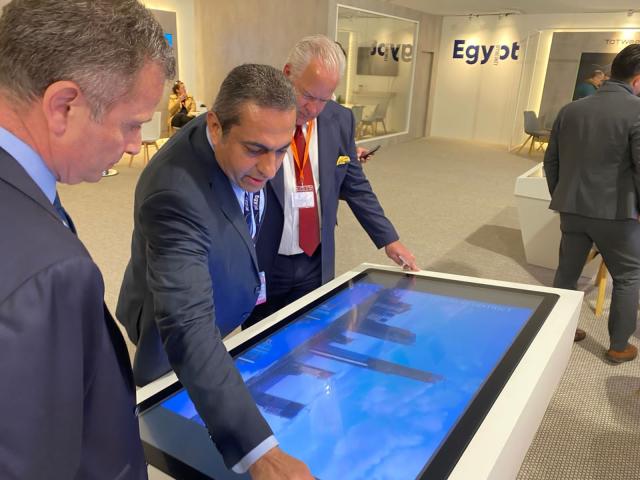 رئيس شركة RX GLOBAL المالكة لمعرض MIPIM يزور الجناح المصري