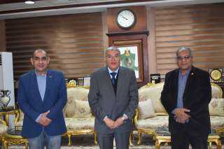 محافظ المنيا يناقش مع مساعد...