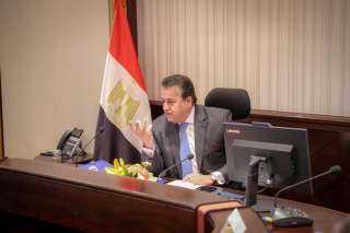 القائم بأعمال وزير الصحة يعقد...
