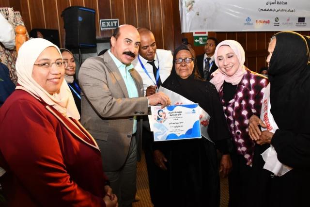 محافظ أسوان  يسلم 75 فتاة من الغير قادرات للأجهزة الكهربائية والمعمرة والمنزلية والمهداه من الجمعية المصرية للتنمية المتكاملة