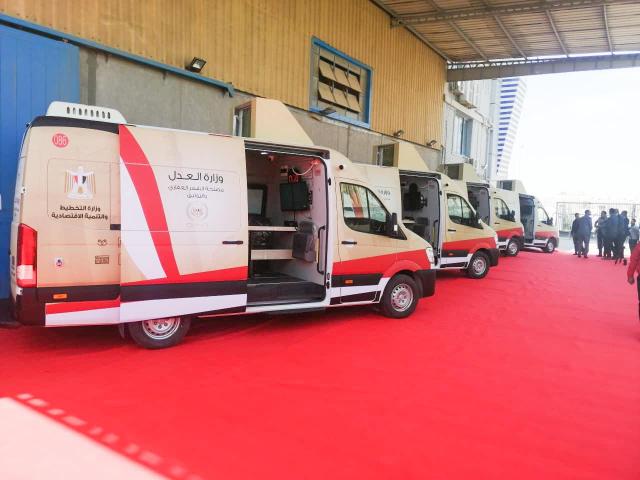 وزراة التخطيط والتنمية الاقتصادية تواصل تسليم سيارات المراكز التكنولوجية المتنقلة لمصلحة الشهر العقاري