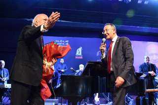 الفنان عمر خيرت يشعل مسرح...