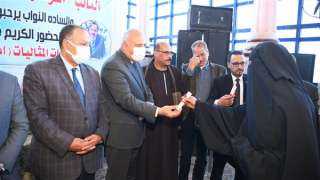 محافظ قنا يكرم 20 أما...