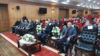 محافظ بورسعيد يلتقي وكلاء الإدارات...