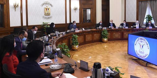 رئيس الوزراء يستعرض مع وزيرة التجارة ورئيس اتحاد الصناعات أولويات السلع الأساسية